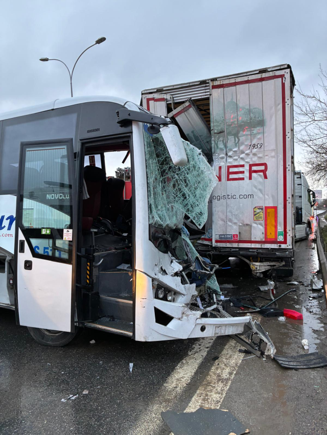 Kurtköy'de midibüs park halindeki TIR'a çarptı; 13 yaralı