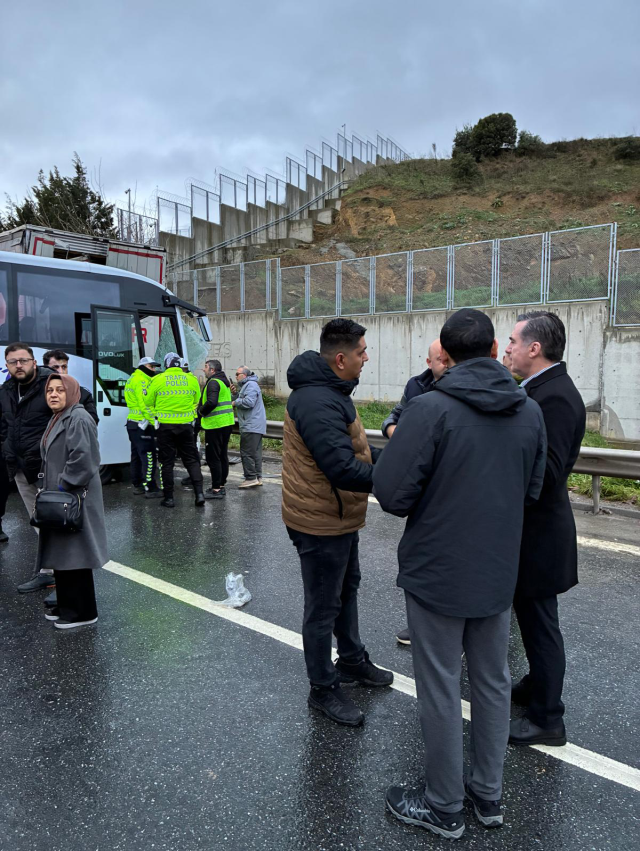 Kurtköy'de midibüs park halindeki TIR'a çarptı; 13 yaralı