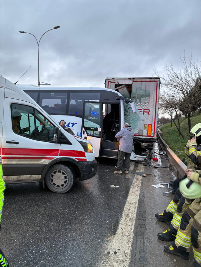 Kurtköy'de midibüs park halindeki TIR'a çarptı; 13 yaralı
