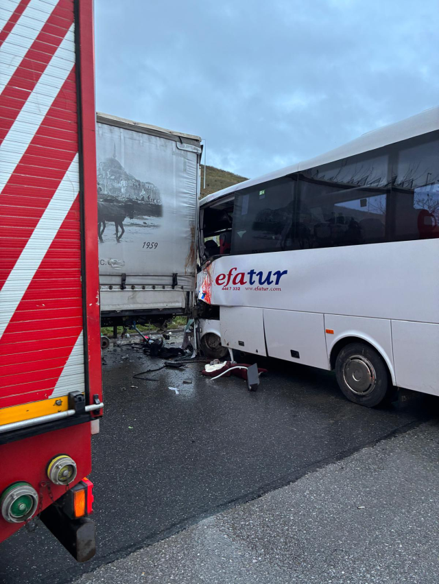 Kurtköy'de midibüs park halindeki TIR'a çarptı; 13 yaralı