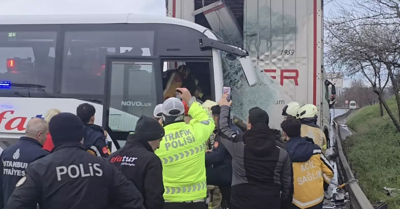 Kurtköy\'de midibüs park halindeki TIR\'a çarptı; 13 yaralı