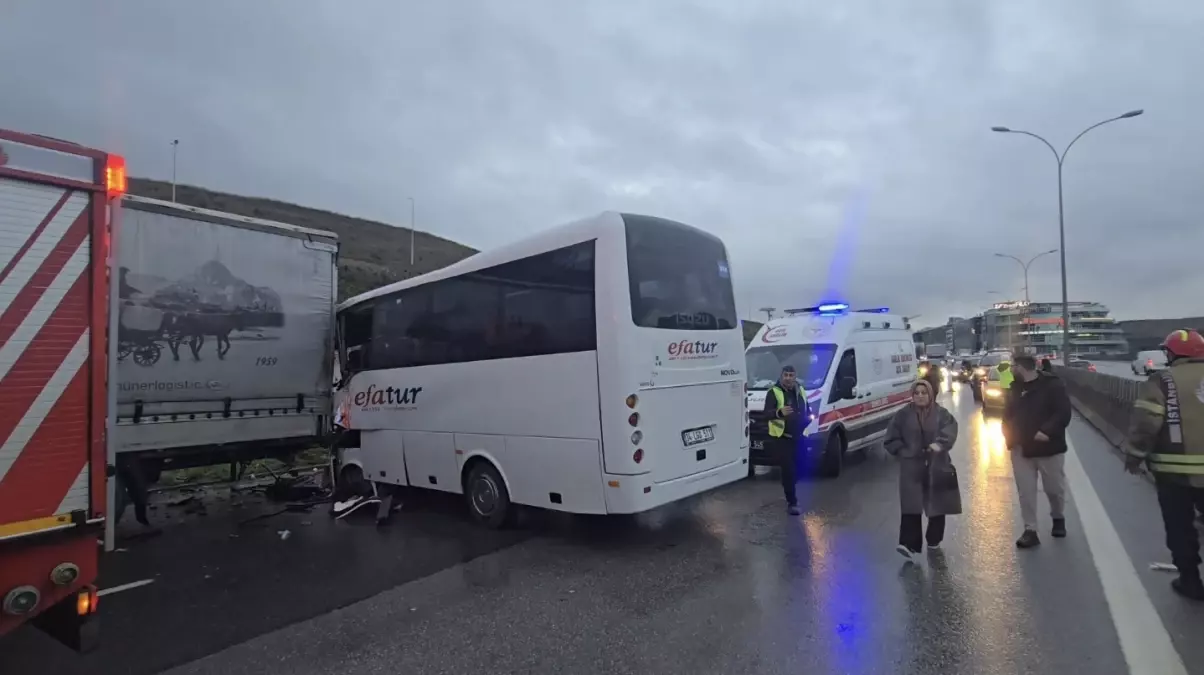 Kurtköy\'de midibüs park halindeki TIR\'a çarptı; 13 yaralı