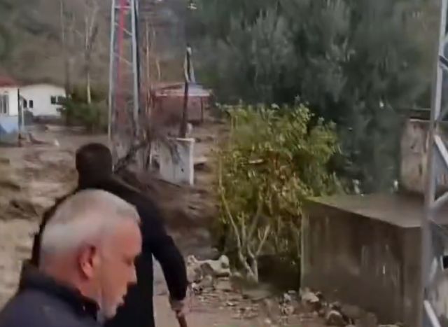 Mersin'i vuran selden görüntüler! Canlarını zor kurtardılar