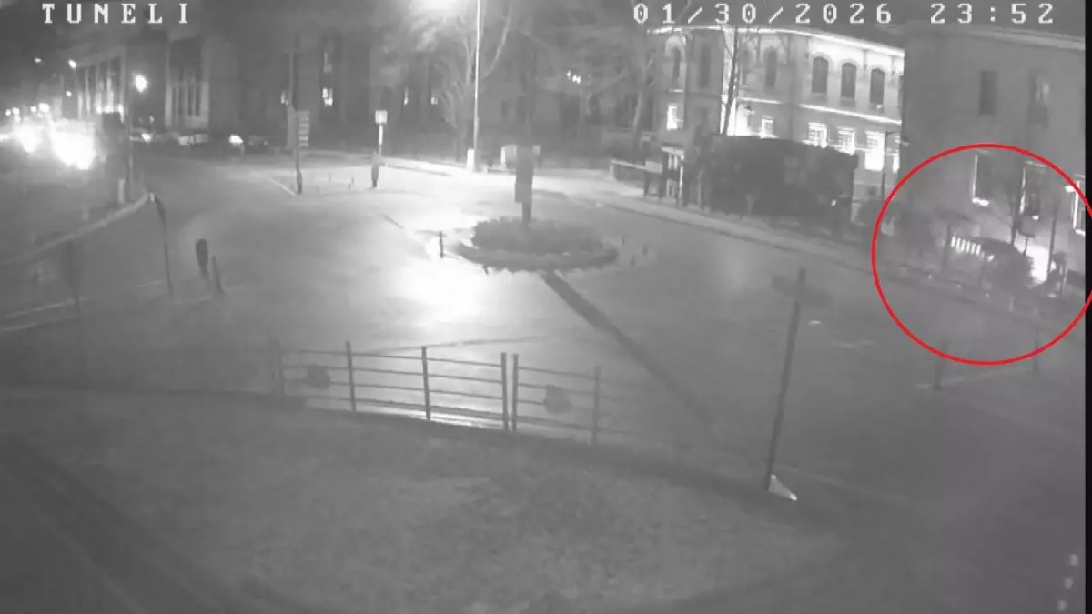 Amasya\'da Otomobil Valilik Duvarına Çarptı