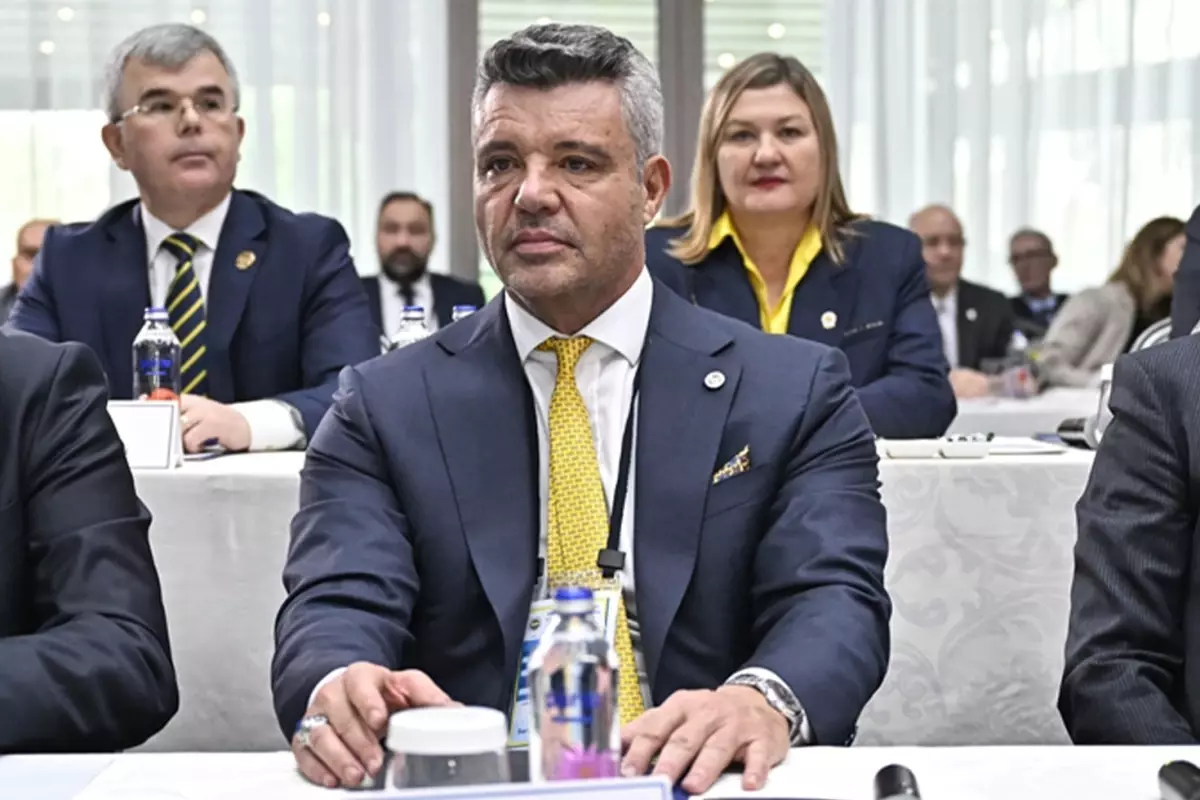 Sadettin Saran\'ın kürsüde söyledikleri alkış tufanı kopardı