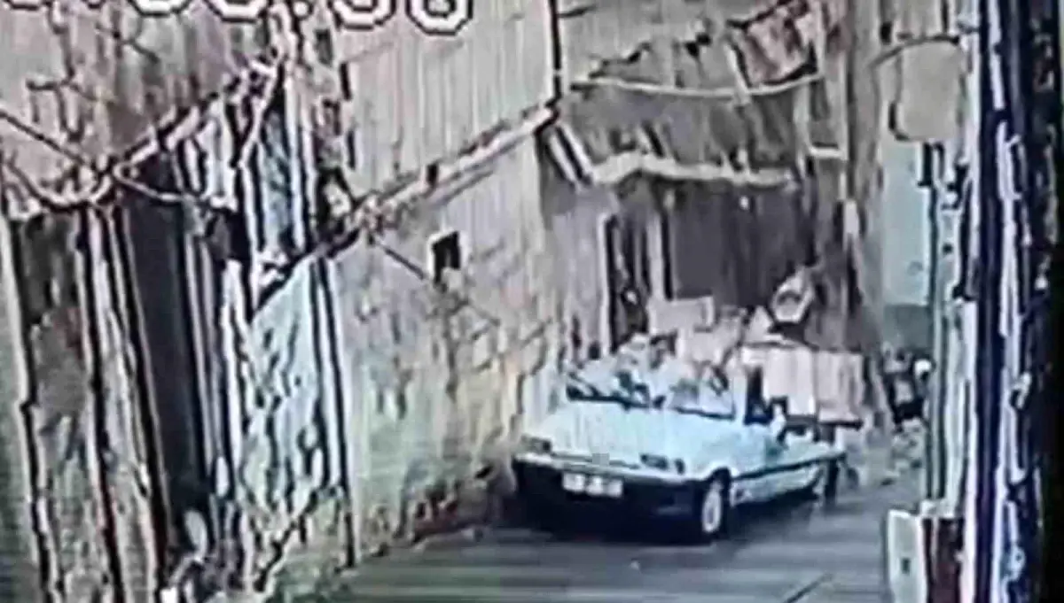 Şanlıurfa\'da Duvar Otomobilin Üzerine Devrildi