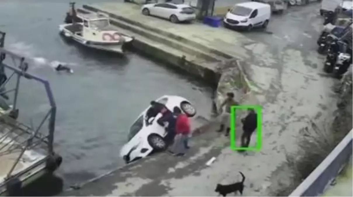 Sarıyer\'de denize uçan otomobildekilerin yardımına balıkçılar koştu