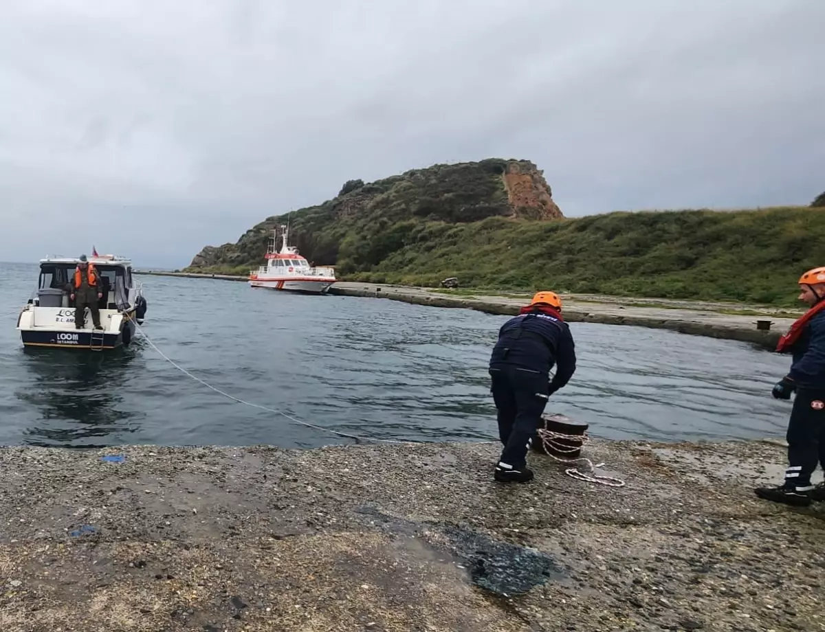 Sivriada Açıklarında Sürüklenen Tekne Kurtarıldı