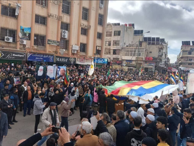 Suriye'nin Süveyda kentinde gösteri düzenleyen Dürziler, İsrail bayrağı ve Netanyahu'nun fotoğrafını taşıdı