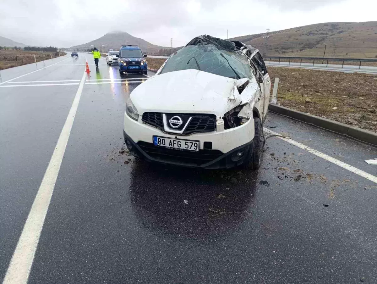 Afyonkarahisar\'da Takla Atan Araçta 3 Yaralı