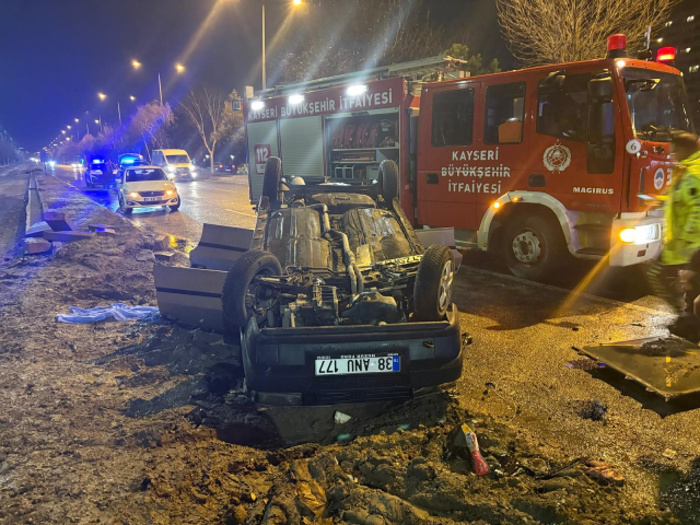 Takla atan otomobilde sıkışan arkadaşının başından bir an olsun ayrılmadı