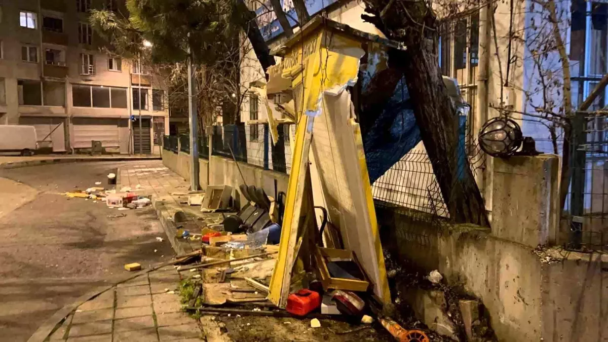 Tekirdağ\'da kamyonet taksi durağına daldı, olay yerini terk etti: O anlar kamerada