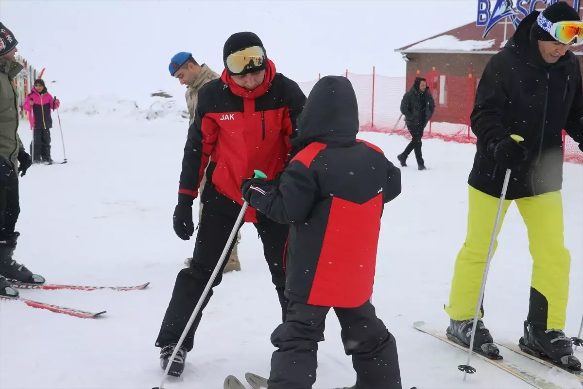 Tokat\'ta jandarma, şehit ve gazi çocukları ile yakınlarına kayak eğitimi verdi