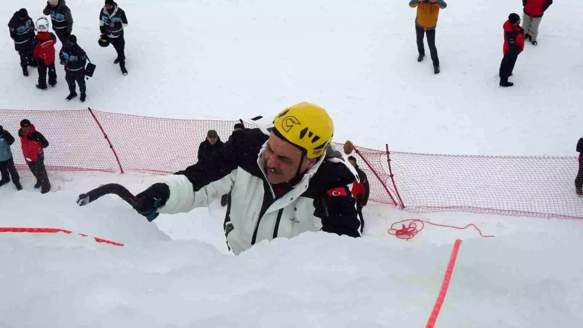 Vali Çiftçi Buz Duvarında Tırmandı