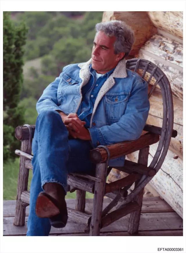 Yeni Epstein belgelerinde şok Prens Andrew detayı! Yerdeki kadının üzerine eğilmiş