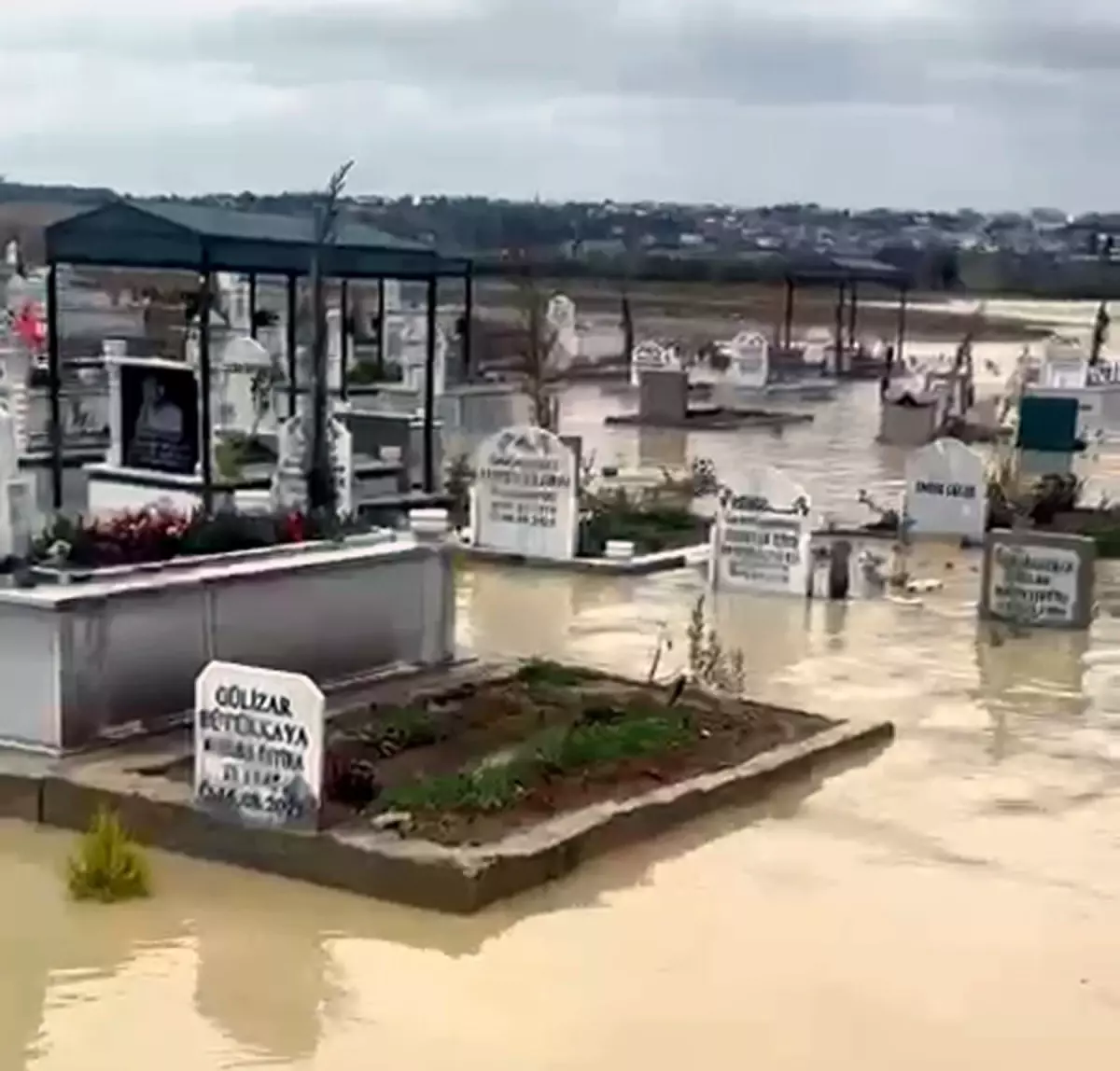 Adana\'da Sel Felaketi: 138 Kg Yağış Düştü