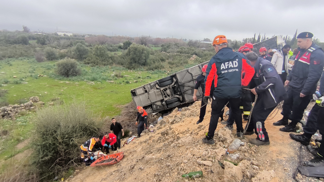 Antalya'da yolcu otobüsü şarampole yuvarlandı! Çok sayıda ölü ve yaralı var Antalya'da yolcu otobüsü şarampole yuvarlandı! Çok sayıda ölü ve yaralı var