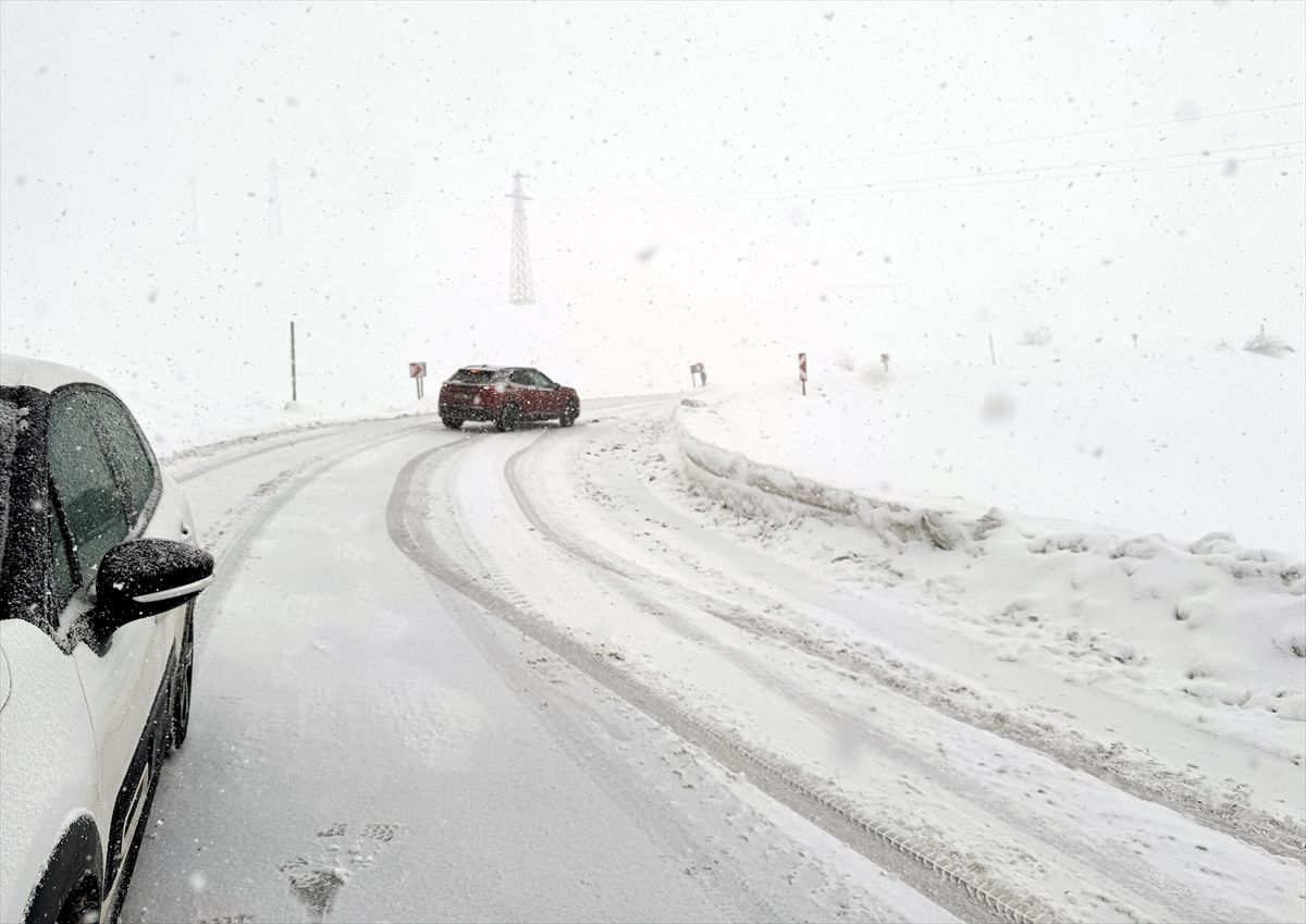 Ardahan\'da Mahsur Kalan Araçlar Kurtarıldı