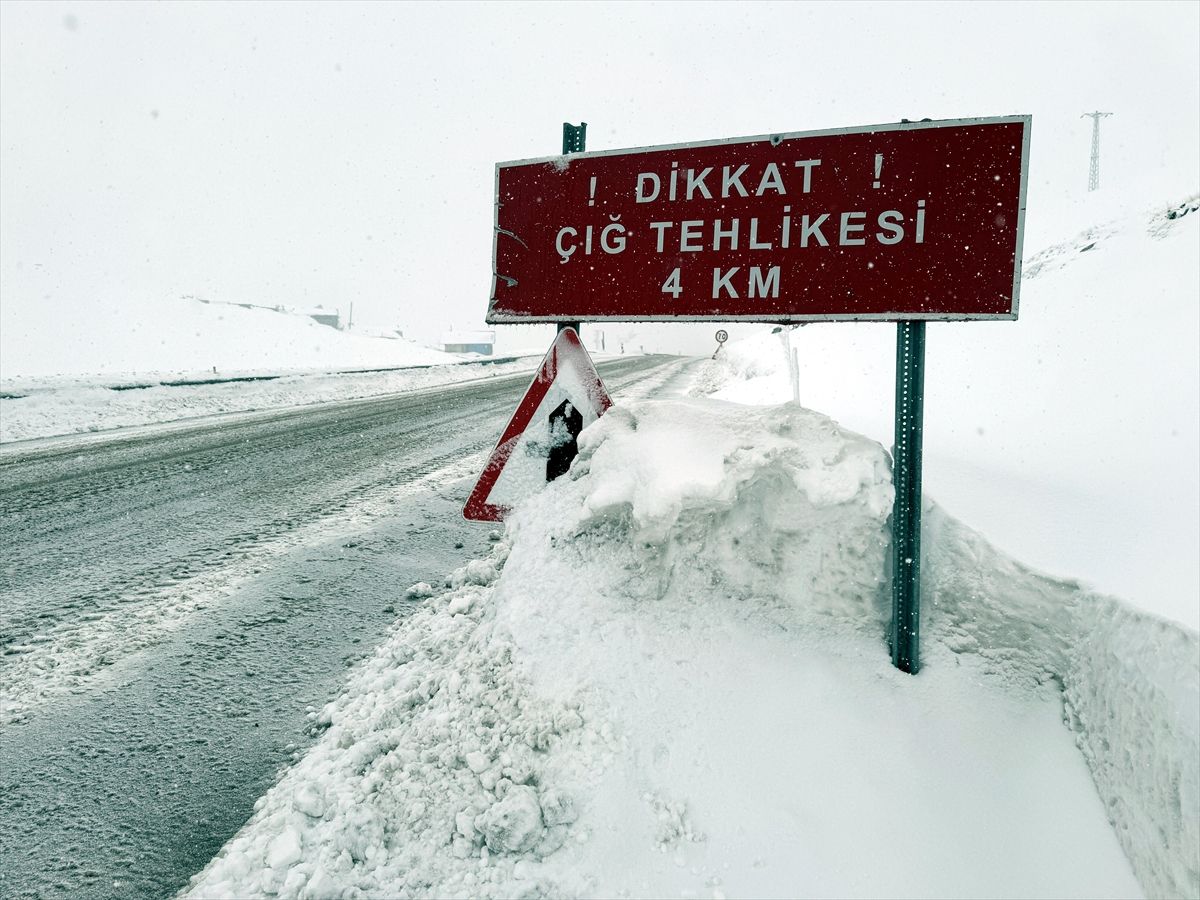 Ardahan-Şavşat Yolunda Çığ Temizliği