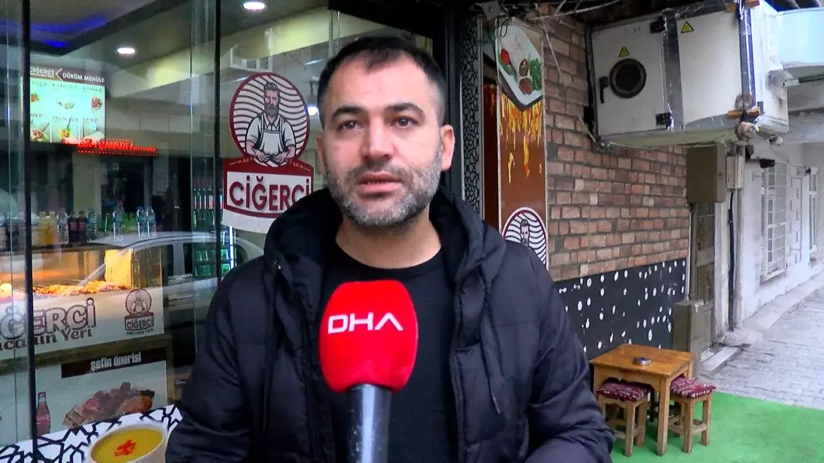 Önce taksiyi soymaya çalıştı, sonra kendisine müdahale edenleri palayla kovaladı