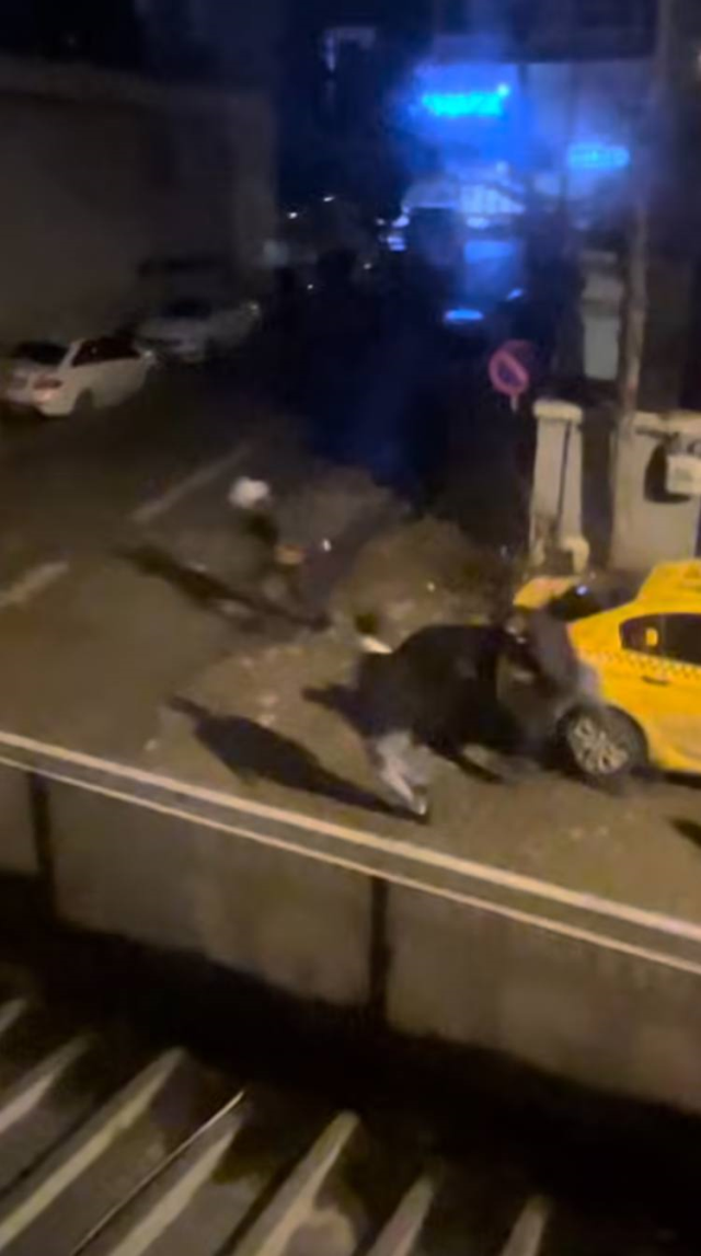 Esenyurt'ta taksinin kapısını zorlayan şüpheli, kendisine müdahale edenleri palayla kovaladı