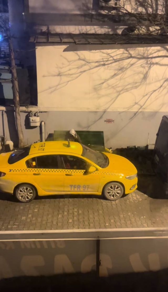 Esenyurt'ta taksinin kapısını zorlayan şüpheli, kendisine müdahale edenleri palayla kovaladı