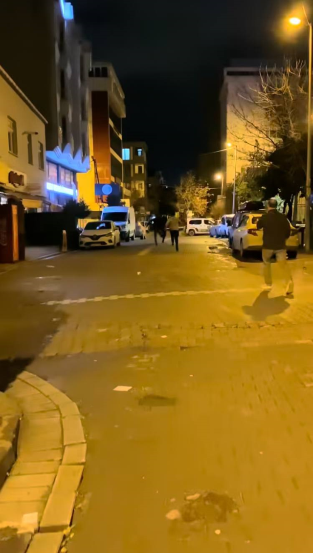 Esenyurt'ta taksinin kapısını zorlayan şüpheli, kendisine müdahale edenleri palayla kovaladı