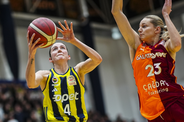 Fenerbahçe, Galatasaray'ı zorlu derbide devirdi