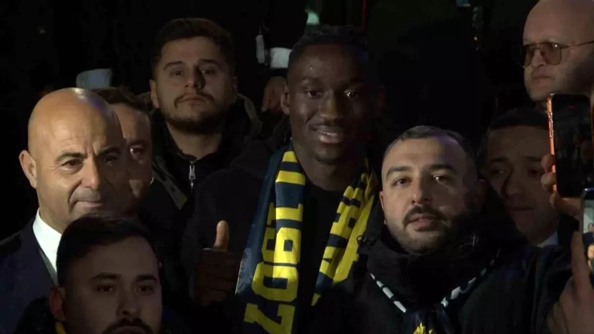 Fenerbahçe, Sidiki Cherif\'i İstanbul\'a Getirdi