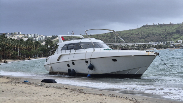 Fırtınada yaprak gibi savruldular: Bodrum'da 8 tekne kıyıya vurdu Fırtınada yaprak gibi savruldular: Bodrum'da 8 tekne kıyıya vurdu
