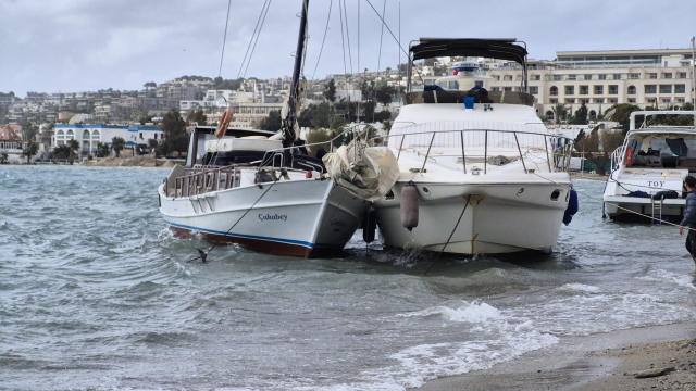Fırtınada yaprak gibi savruldular: Bodrum'da 8 tekne kıyıya vurdu Fırtınada yaprak gibi savruldular: Bodrum'da 8 tekne kıyıya vurdu