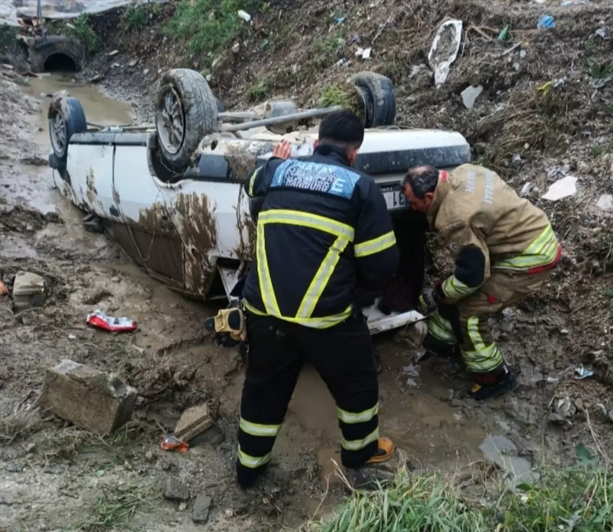 Defne\'de Otomobil Devrildi: 3 Yaralı