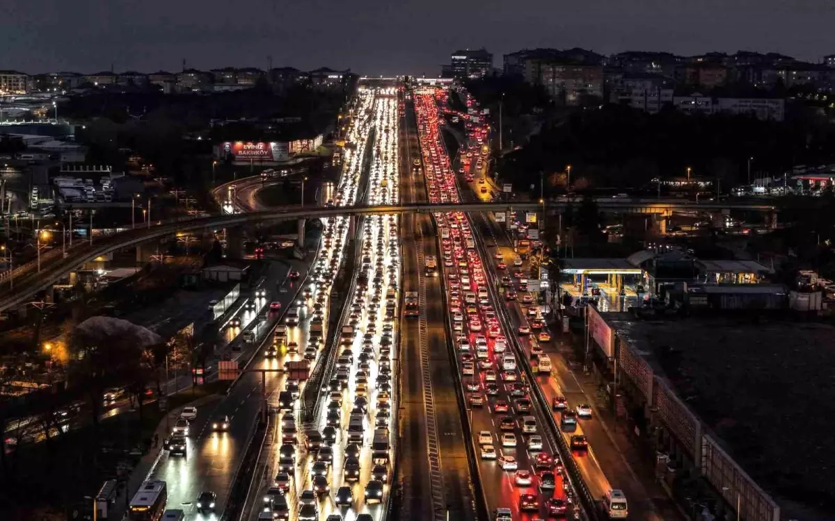 İstanbul\'da Trafik Yoğunluğu Bitmiyor