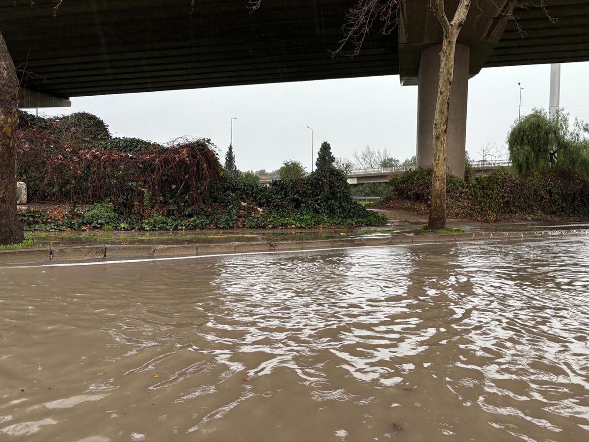 İzmir\'de Sağanak Trafiği Olumsuz Etkiledi