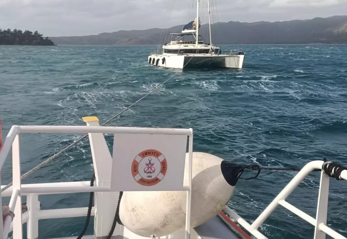 Marmaris\'te Sürüklenen Tekne Kurtarıldı