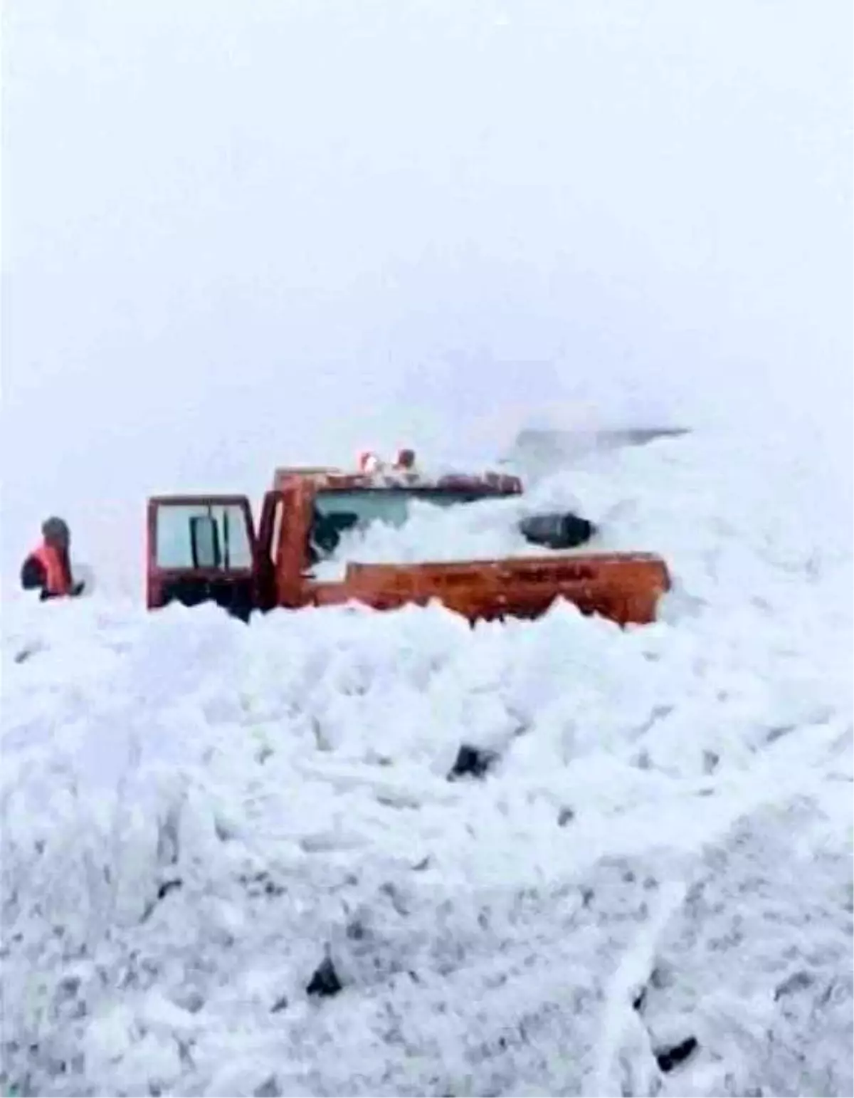 Muş\'ta Çığ Altında Kalan İş Makinesi Kurtarıldı