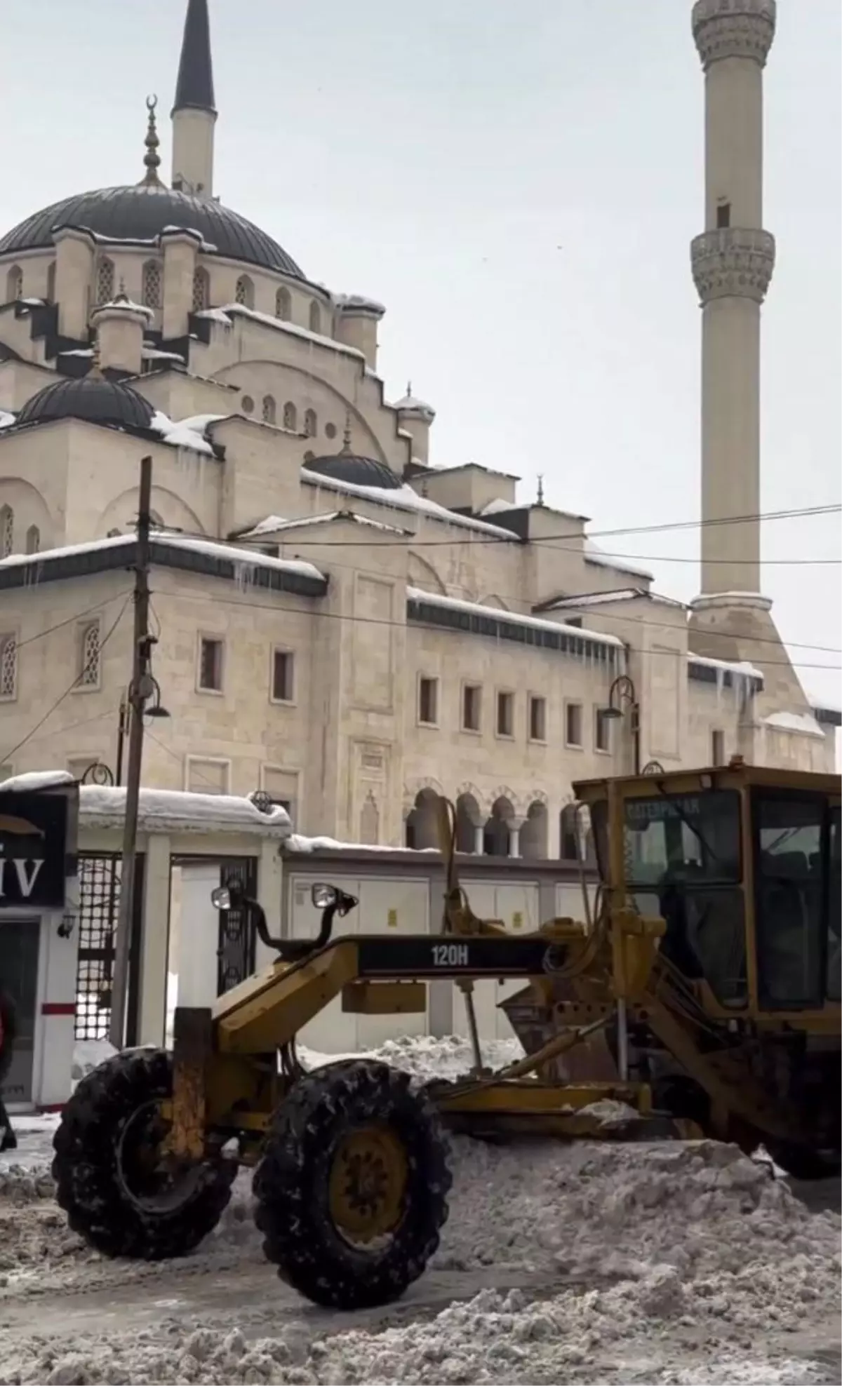 Patnos\'ta kar temizleme çalışması aralıksız sürdürülüyor