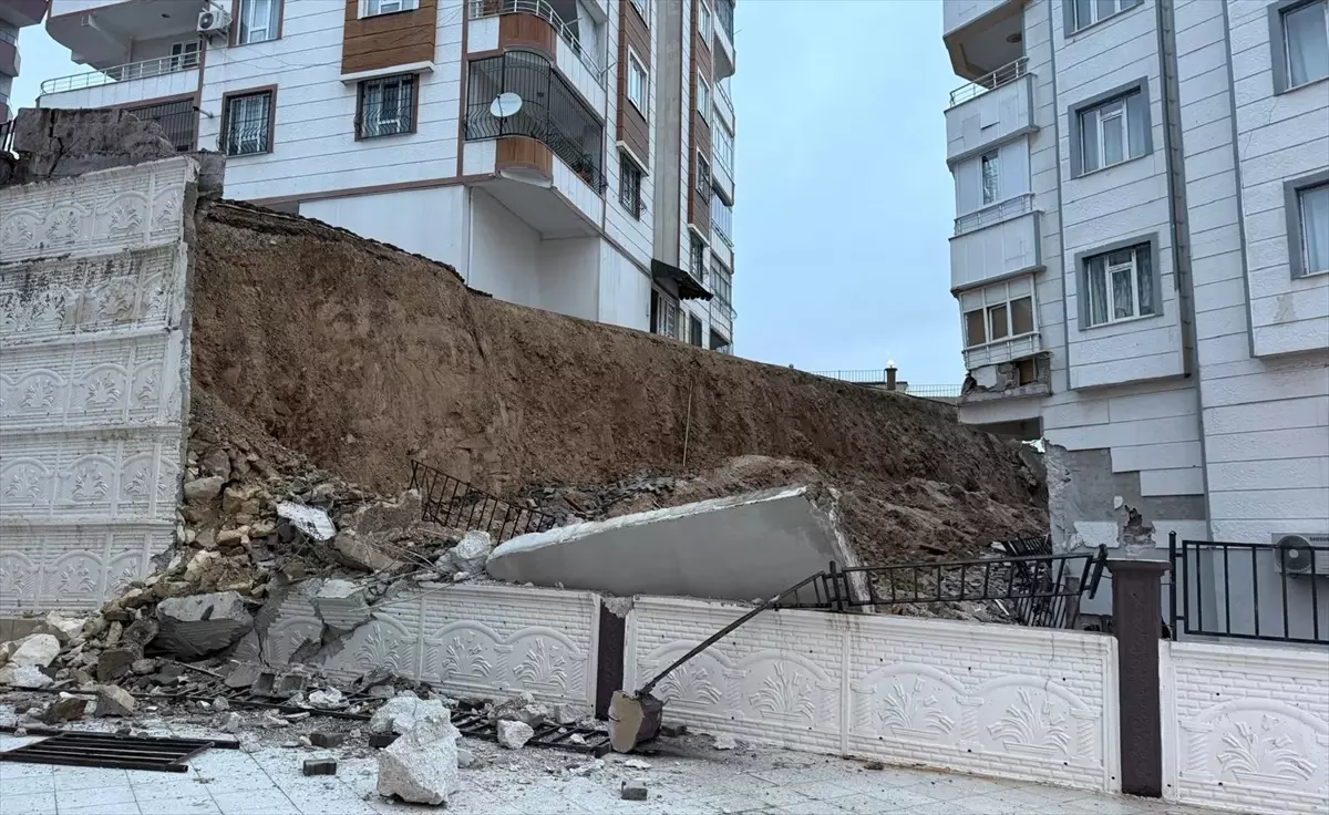 5 katlı binanın istinat duvarı böyle çöktü