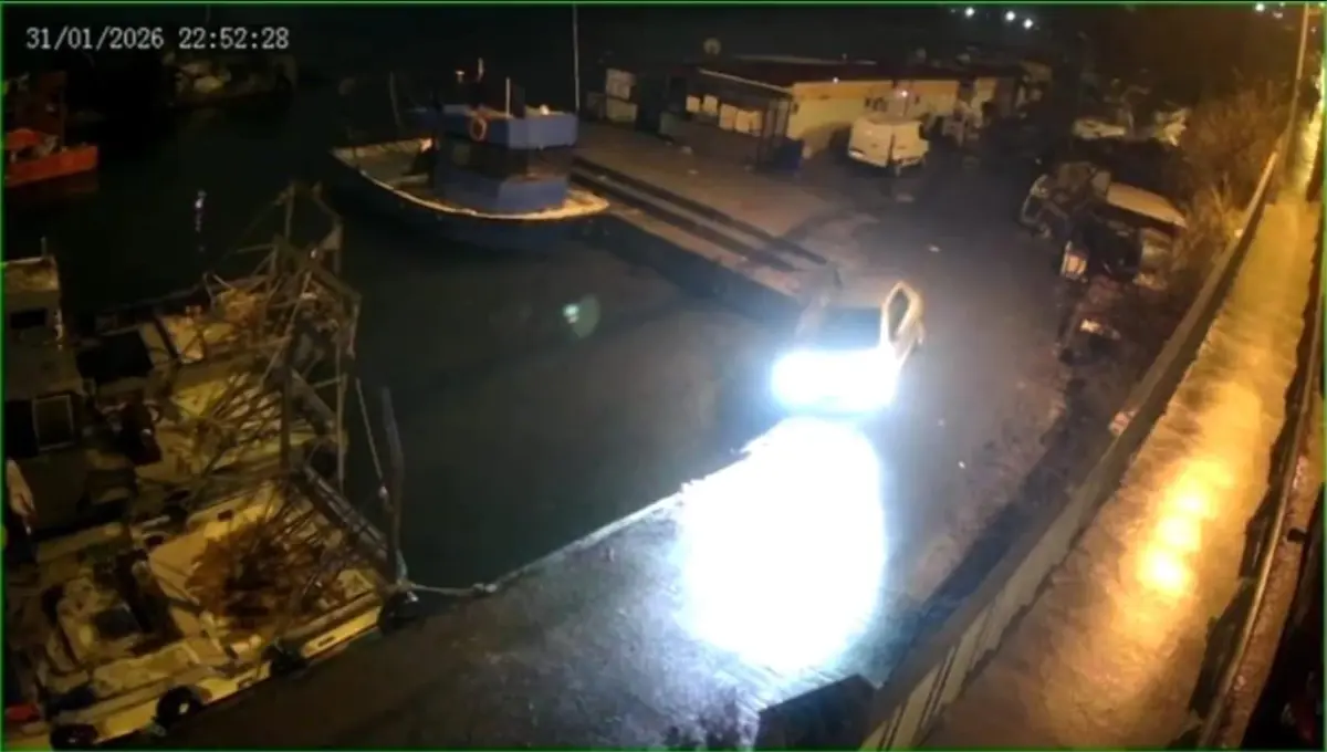 Sarıyer\'de İki Kaza: Mendirekte Asılı Kaldı