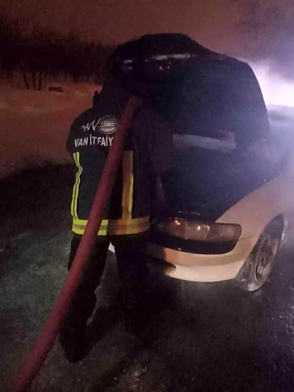 Erciş\'te Otomobil Yangını