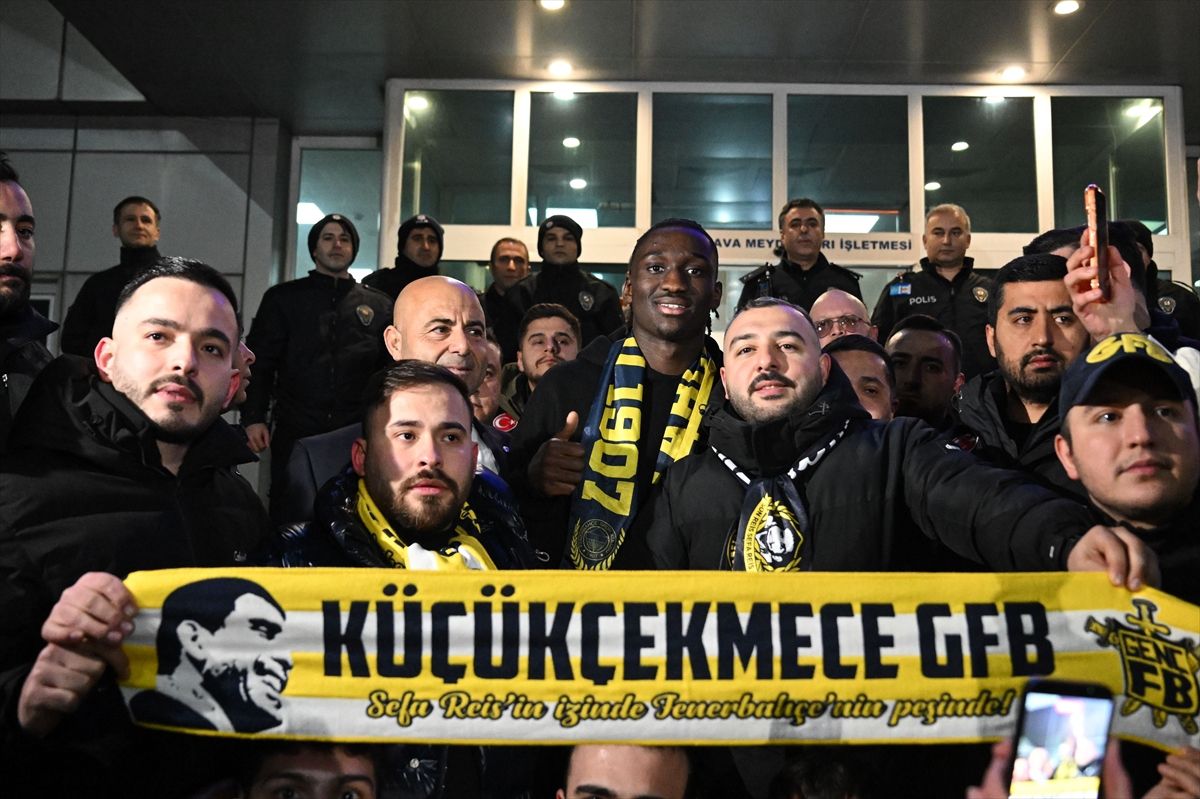 Fenerbahçe\'ye Yeni Transfer: Sidiki Cherif İstanbul\'da