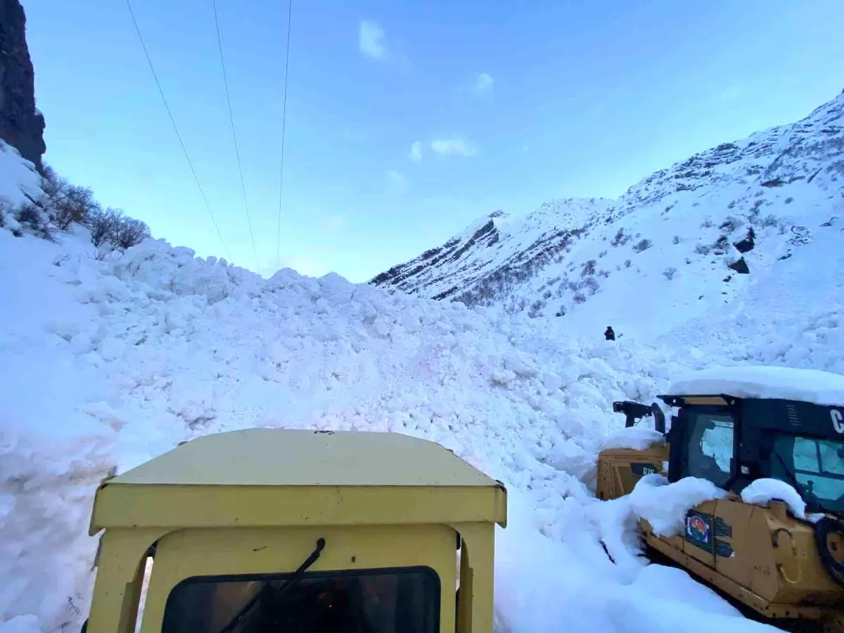 Şırnak\'ta çığ düştü! 4 köy yolu ulaşıma kapandı