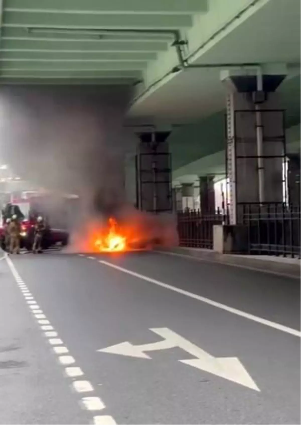 Şişli\'de araç yangını: Maddi hasar, yaralı yok