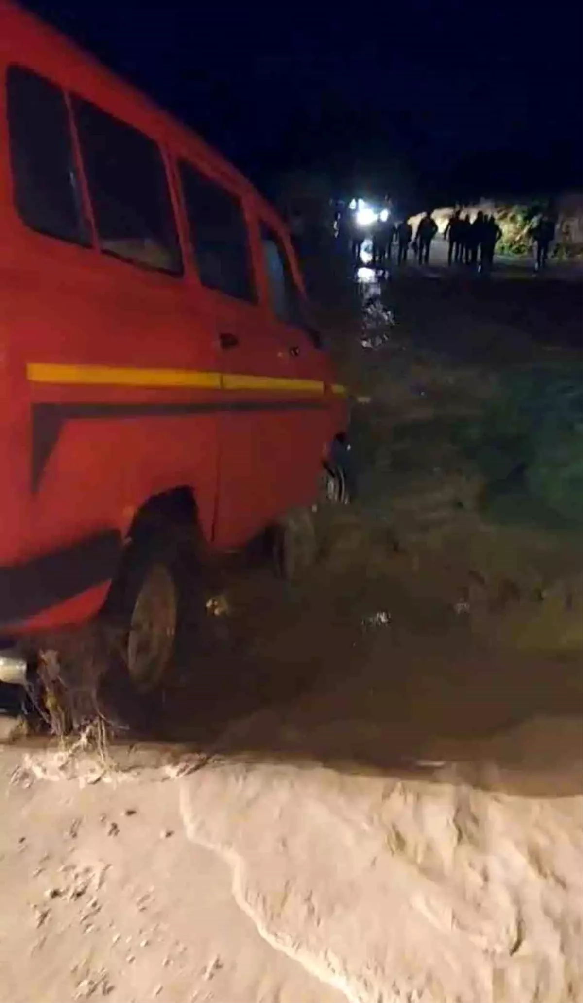 Suda mahsur kalan aileyi İncirliova Belediyesi ekipleri kurtardı