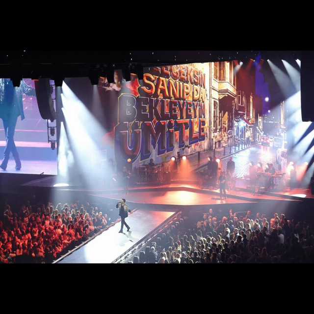 Tarkan'ın terli havlusunu alan hayranı mutluluktan çığlık attı