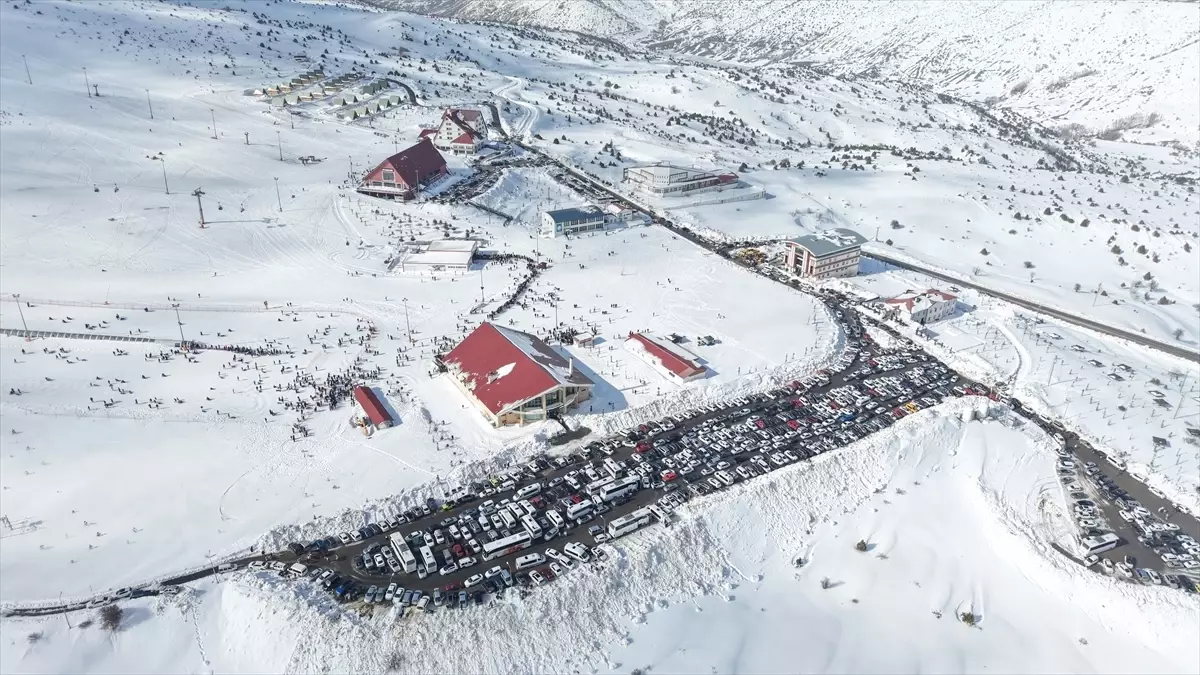 Sivas\'ta Yıldız Dağı\'nda Kış Sporları Yoğunluğu
