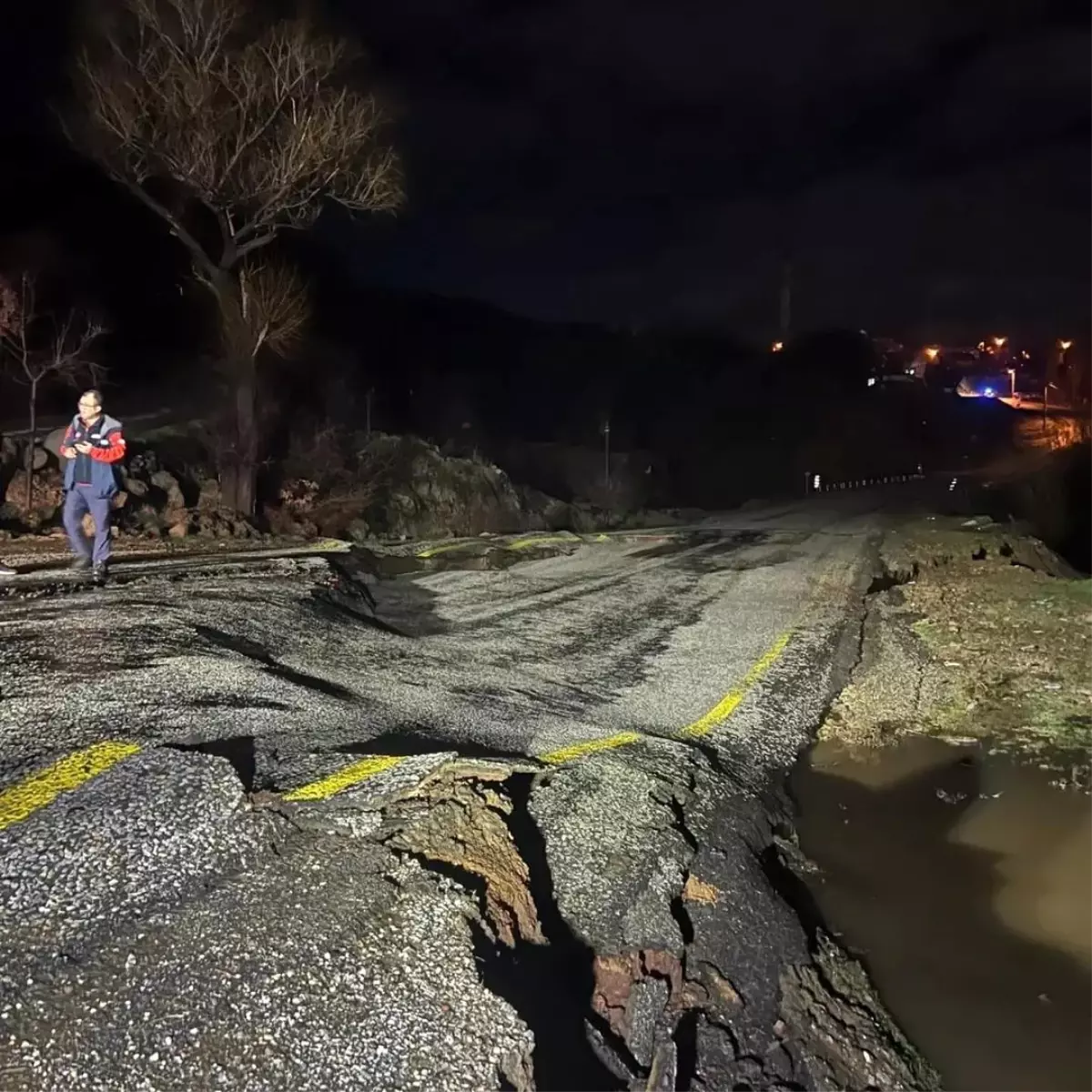 Uşak\'ta Yol Çöktü