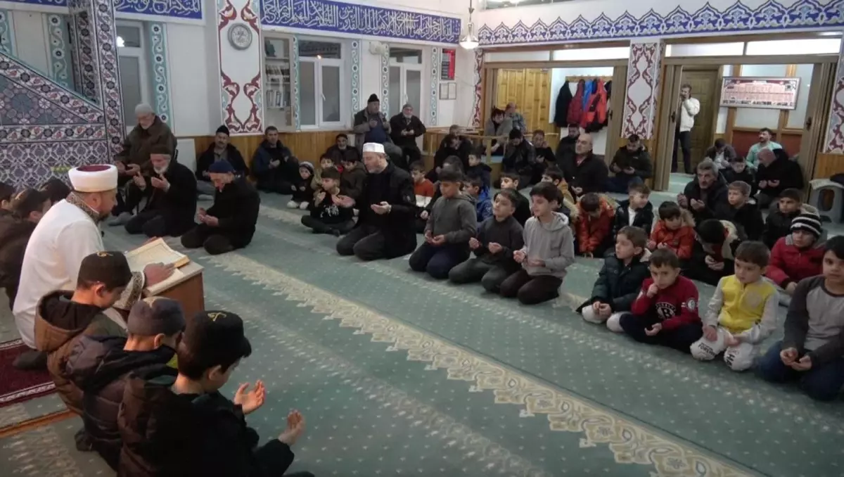 Berat Kandili\'nde Çocuklara Oyuncak Hediye Edildi