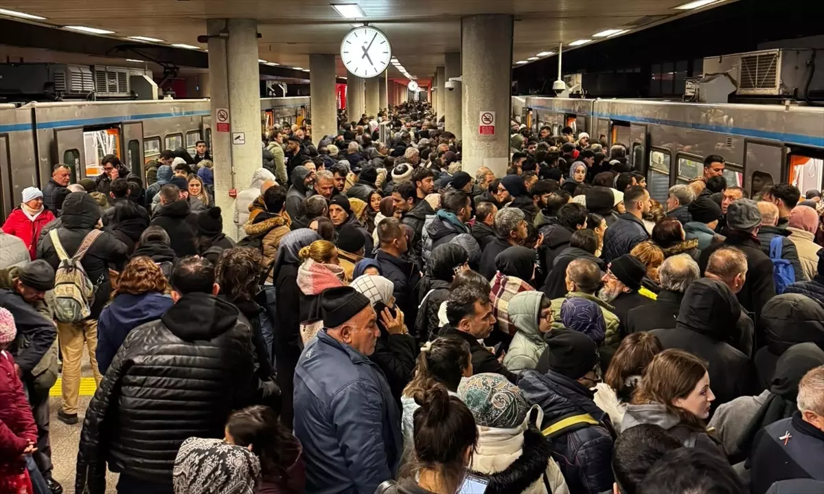 Esenler\'de Metro Raydan Çıktı