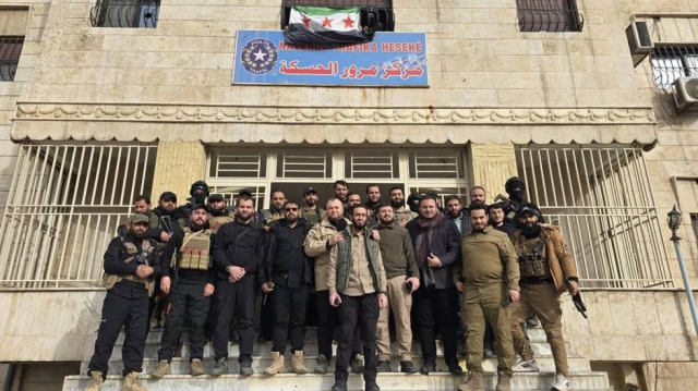 Haseke'de Suriye bayrağı göndere çekildi